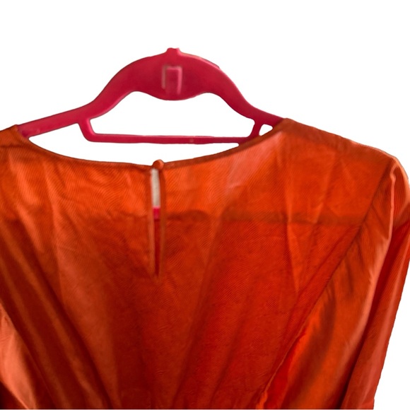 Cute mini dress very flowy and satiny. Size L - Picture 4 of 10